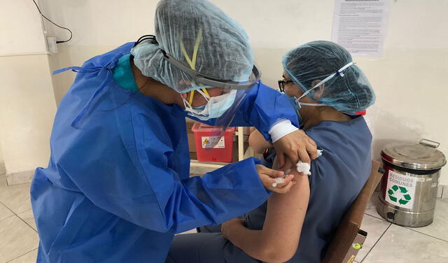 Médicos del Loayza fueron los primeros en ser vacunados contra la COVID-19. Foto: Twitter.