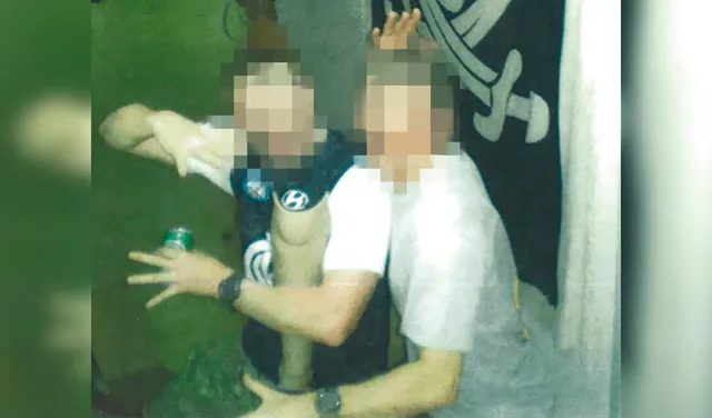 Dos soldados posan con la pierna en los brazos. Foto: The Guardian