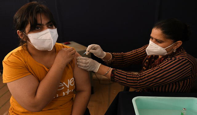 India trata de reforzar su plan de vacunación para superar la pandemia de coronavirus SARS-CoV-2. Foto: AFP