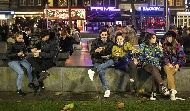 La gente abandona la plaza Rembrandtplein en Ámsterdam después de que todos los servicios de catering tengan que cerrar sus puertas a las 8.00 p. m. Foto: AFP