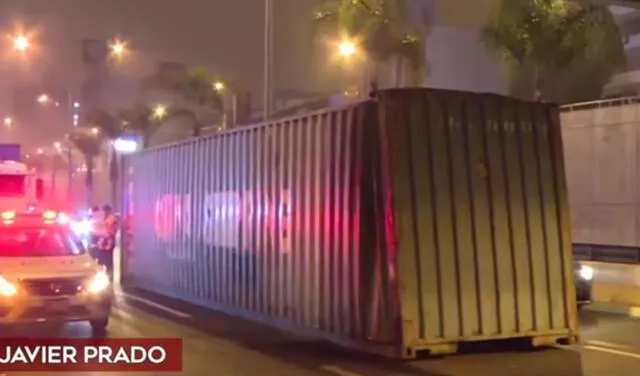 El contenedor vacío ocupó todo un carril entero. Foto: captura América TV