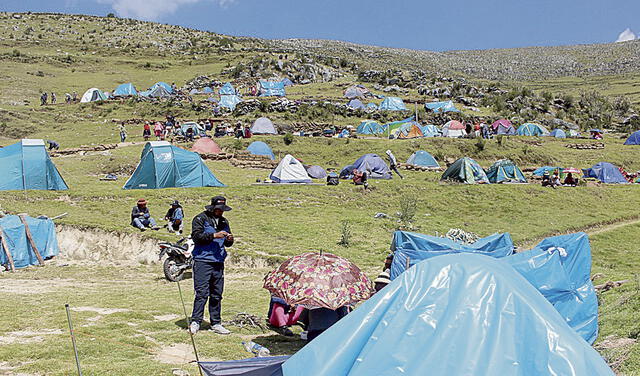 Carpas. Manifestantes siguen acampando en terrenos que adquirió la minera. Foto: difusión