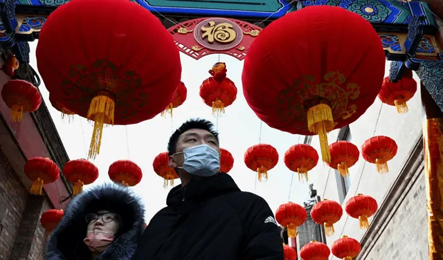El rojo es uno de los colores más representativos del Año Nuevo chino, ya que atrae la buena fortuna. Foto: AFP