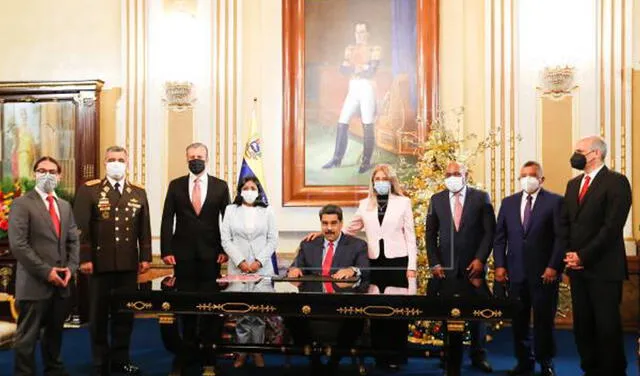 Nicolás Maduro en su mensaje de fin de año acompañado de su gabinete en Caracas. Foto: EFE