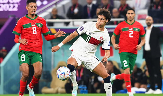 Azzedine Ounahi y Joao Felix disputan el balón en el Marruecos vs. Portugal. Foto: EFE