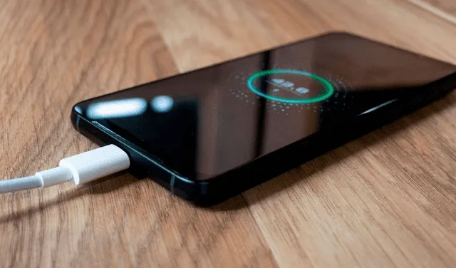 El celular que comparta energía para cargar tu móvil debe tener, en lo posible, la batería al 100%. Foto: Xataka