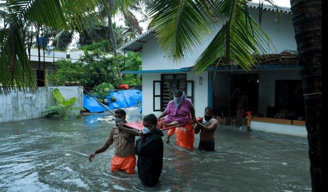 Inundación en la India genera evacuaciones y suspende vacunación contra la COVID-19. Foto: AFP