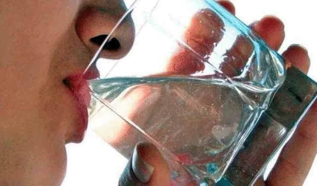 Hábitos saludables como beber 2 litros de agua al día se asocian a un buen estado de ánimo. Foto: 20 Minutos.
