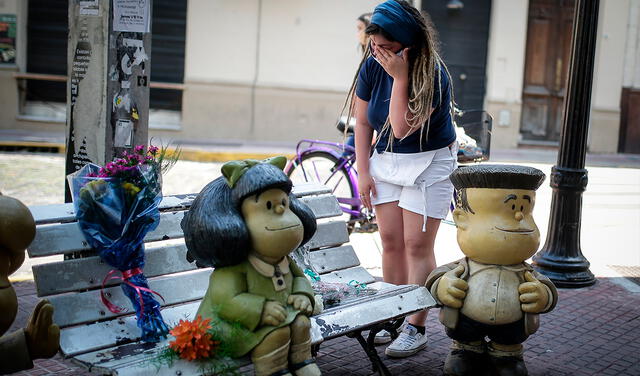 Las muestras de cariño hacia 'Quino' llegaron hasta la estatua de Mafalda ubicada en Buenos aires. Foto: EFE