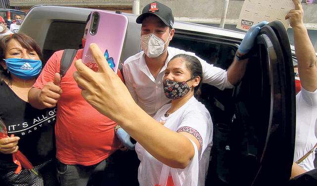 Comas. George Forsyth con mujeres de comedor popular. Foto: Luis Jiménez/La República