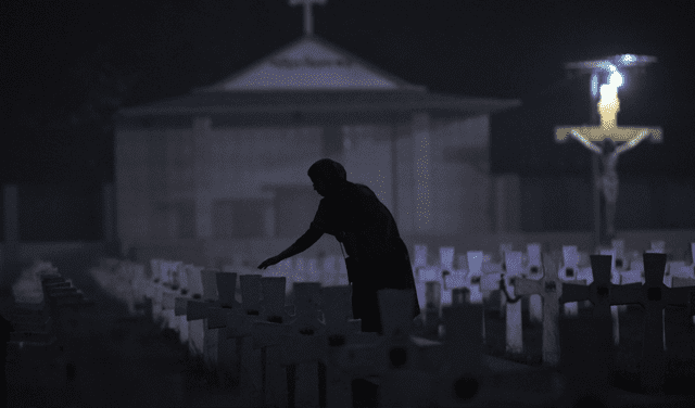 Pasar una noche en el cementerio podría generar miedo y terror en las personas. Foto: AFP