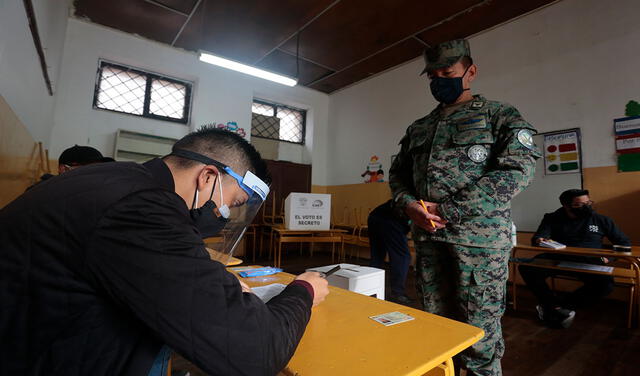 Además de garantizar la seguridad, efectivos ya ejercieron su derecho al voto en Ecuador. Foto: EFE