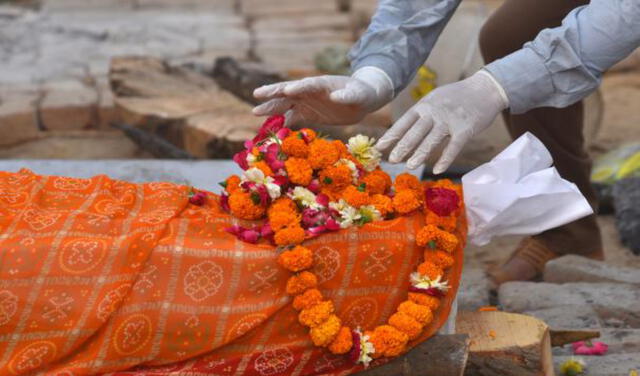 Imagen de un funeral en la India, país que se ha convertido en el epicentro de la COVID-19. Foto: EFE