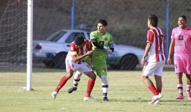 En su frustración, el guardameta agredió a un jugador de Nacional FBC. Foto: Cortesía Agencia Click