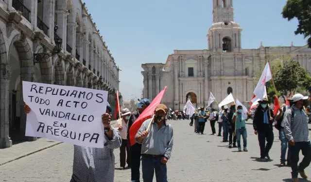 Comerciantes aducen que bandas de extranjeros incentivan la prostitución y amedrentan a quienes están en su contra. Foto: Zintia Fernández