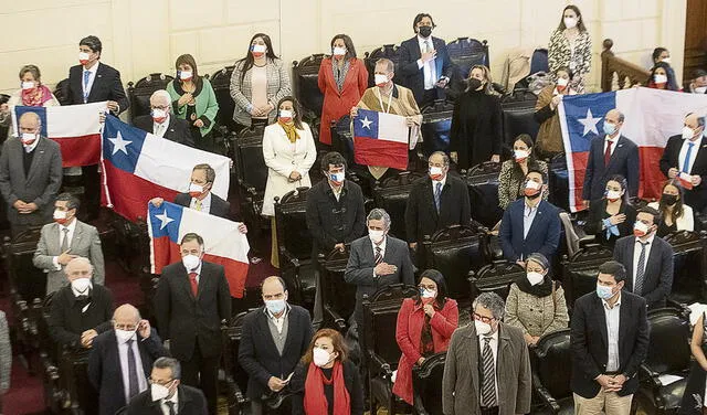 Convención. Constituyentes chilenos en la última sesión. Foto: EFE