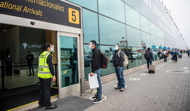 Durante la estadía en el aeropuerto se debe guardar la distancia social y todas las medidas de bioseguridad. Foto: AFP