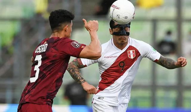 Perú se fue al descanso ganando 1-0 con gol de Lapadula. Foto: AFP