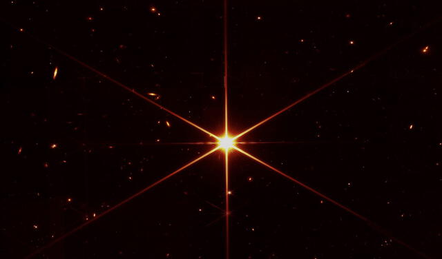 Las ópticas del telescopio espacial James Webb y la NIRCam son tan sensibles que aparecen las galaxias y las estrellas que se ven en el fondo. Foto:  NASA / STScI