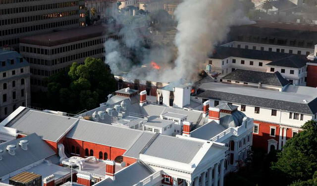 Se desata un gran incendio en el Congreso de Sudáfrica y hay una persona detenida