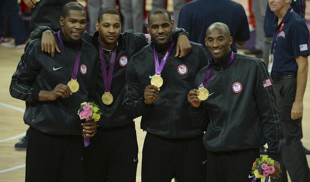 Carmelo Anthony y LeBron James ganaron el oro en Londres 2021 en baloncesto. Foto: AFP