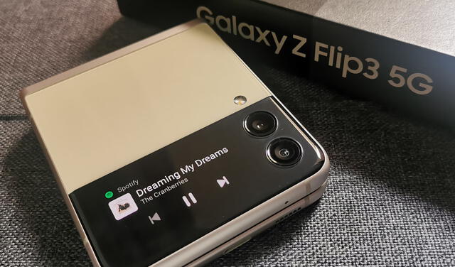 Si estás escuchando Spotify, puedes pausar o avanzar las canciones usando la minipantalla. Foto: Juan José López / La República