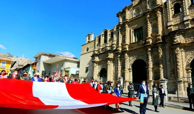 Las autoridades locales, además de los representantes de la Fuerza Armadas y Policía Nacional, participaron de la misa tedeum en la Catedral