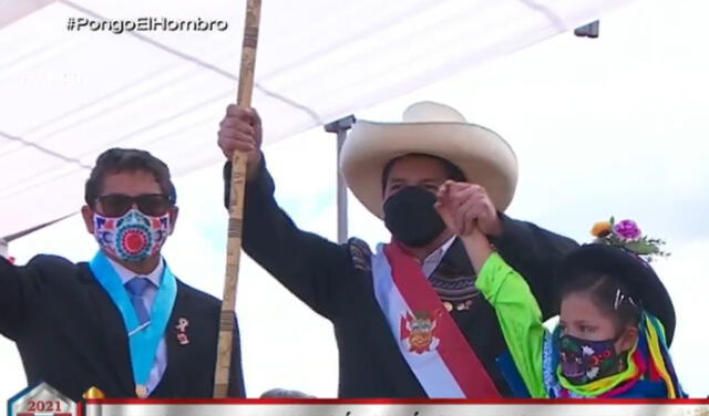 Presidente Castillo recibe el varayoc y un poncho típico. Foto: captura TV Perú