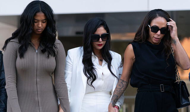 Vanessa Bryant junto a dos de sus hijas saliendo del juzgado en Los Ángeles.