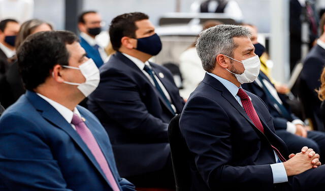 El presidente Mario Abdo Benítez (d) ya dio negativo al coronavirus tras su aislamiento por contacto. Foto: EFE