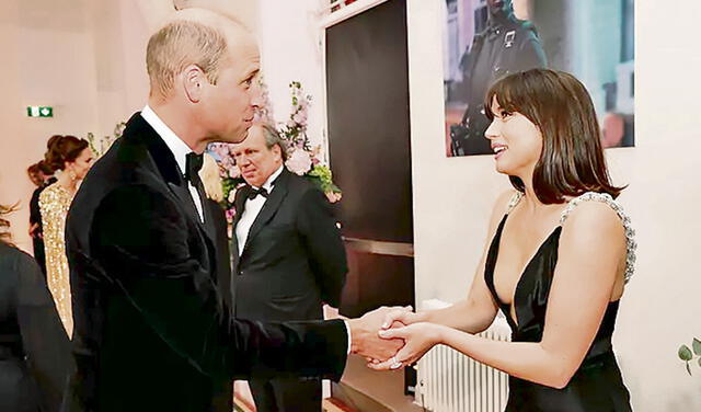 El príncipe Guillermo saludando a la actriz en la fiesta de gala posterior al estreno celebrada en Londres. Foto: Getty Images