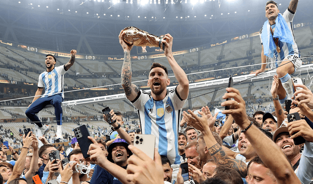 Lionel Messi alza el trofeo del Mundial de Qatar 2022 después de que Argentina se impusiera a Francia en la final celebrada en el estadio Lusail