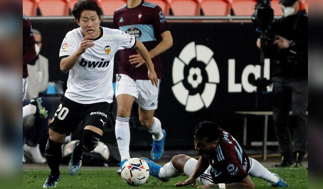 Durante el Valencia vs. Celta, Tapia anticipó a Lee Kang-in para evitar el gol rival. Foto: EFE
