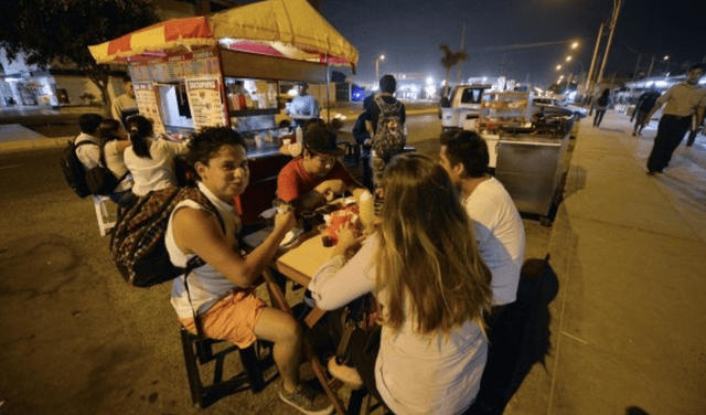 Con frecuencia, las personas suelen consumir alimentos con mayor cantidad de calorías en la noche