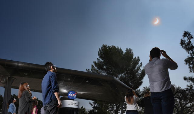 Los eclipses solares (parciales o totales) deben ser observados con gafas o filtros especiales para evitar daños a la vista. Foto: NASA