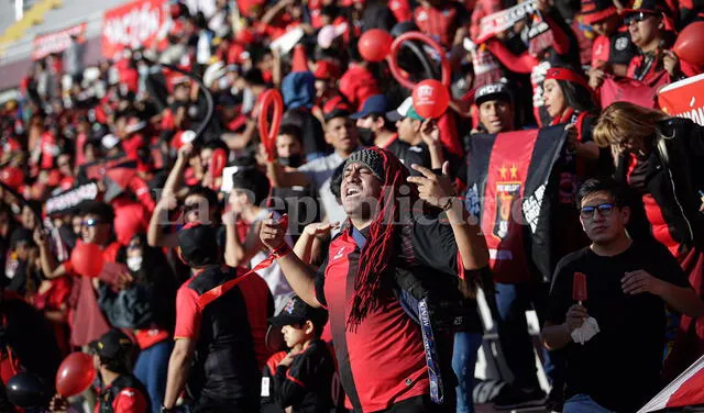 A todo pulmón. Hinchas comenzaron a alentar horas antes del duelo ante Internacional. Foto: Rodrigo Talavera/La República