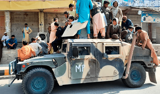 El armamento y vehículos capturados por los talibanes solo aumenta limitadamente el poderío de los talibanes, según expertos. Foto: AFP
