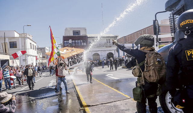 Arequipa. Tensión entre militantes y la Policía Nacional. Foto: Oswald Charca / La República