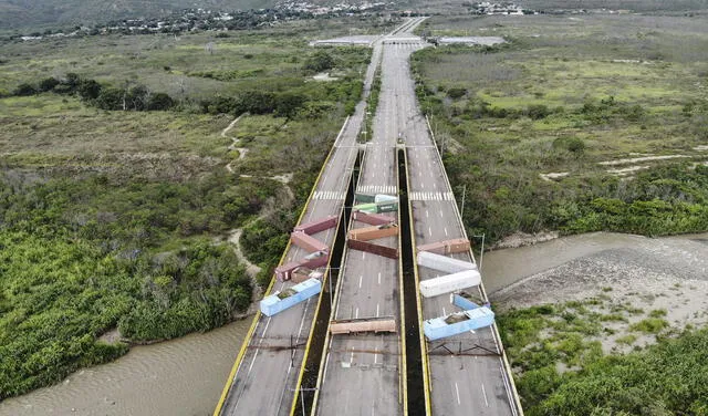 Vista aérea de contenedores bloqueando el Puente Internacional Tienditas en la frontera entre Colombia y Venezuela en Cúcuta, Colombia. Foto: AFP