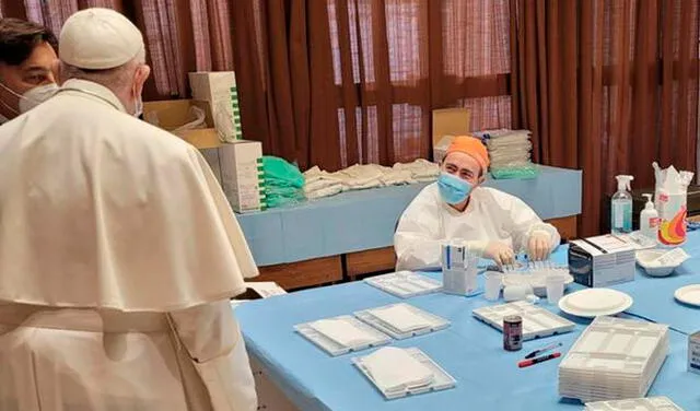 Papa Francisco visita a las personas sin hogar que se vacunan en el Vaticano