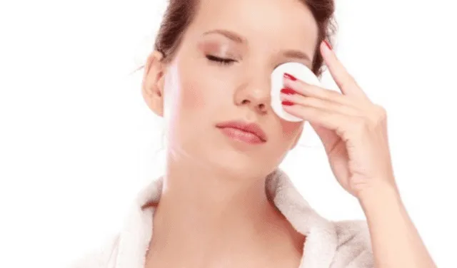 Desmaquillarse antes de dormir puede ayudar a tener una piel más luminosa