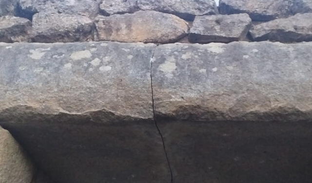 Una de las piedras que conforman una puerta presenta daños. Foto: Cortesía Néstor Larico