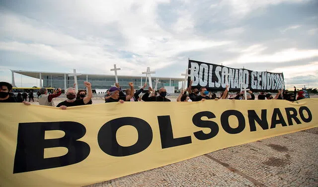 Se han registrado protestas contra el presidente Bolsonaro, mientras en las calles de Brasil es frecuente ver personas sin mascarilla y transportes públicos atiborrados. Foto: EFE