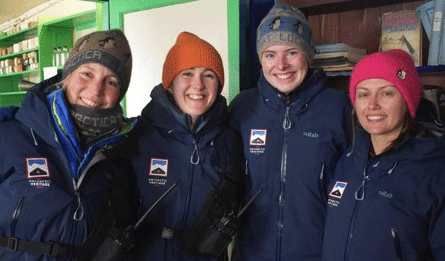 Clare Ballantyne, Mairi Hilton, Lucy Bruzzone y Natalie Corbett en la misión del Fondo del Patrimonio Antártico de Reino Unido por 5 meses. Foto: BBC News Mundo