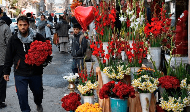 Talibanes prohíben San Valentín y mandan destruir las decoraciones en tiendas de Afganistán
