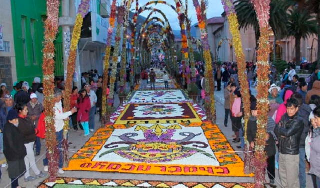 Las alfombras y arcos de flores son el principal distintivo de la Semana Santa de Tarma. Foto: Andina