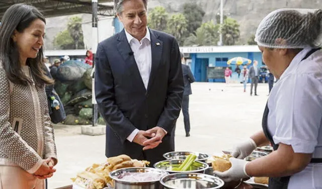 Desayuno marino. Blinken sorprendió con visita a zona de pescadores de Chorrillos donde desayunó pan con pejerrey. Foto: difusión