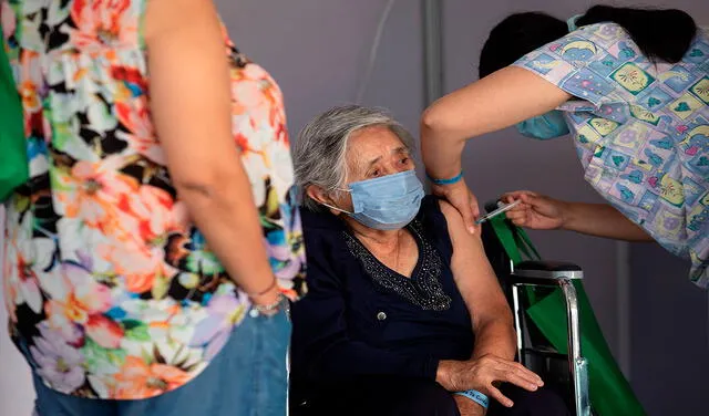 Adultos mayores en Chile son vacunados contra el coronavirus desde hace varios días. Foto: EFE