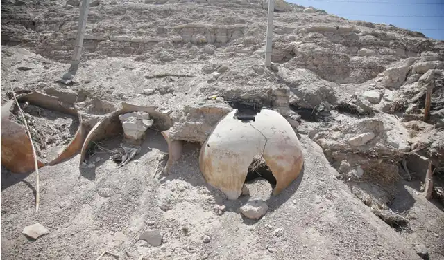 Daños. Vasijas que estaban enterradas fueron dañadas. Foto: Rodrigo Talavera/La República