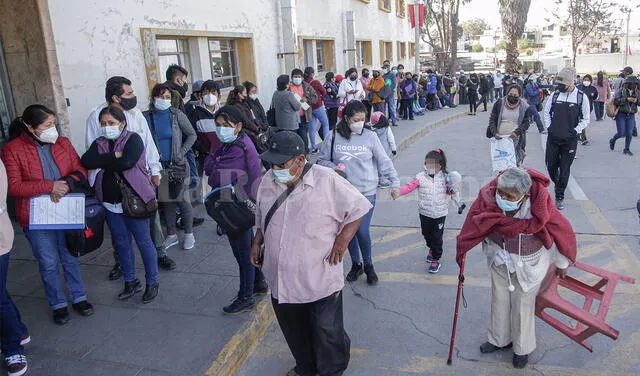 Pacientes madrugaron para obtener una cita. Foto: Rodrigo Talavera/La República